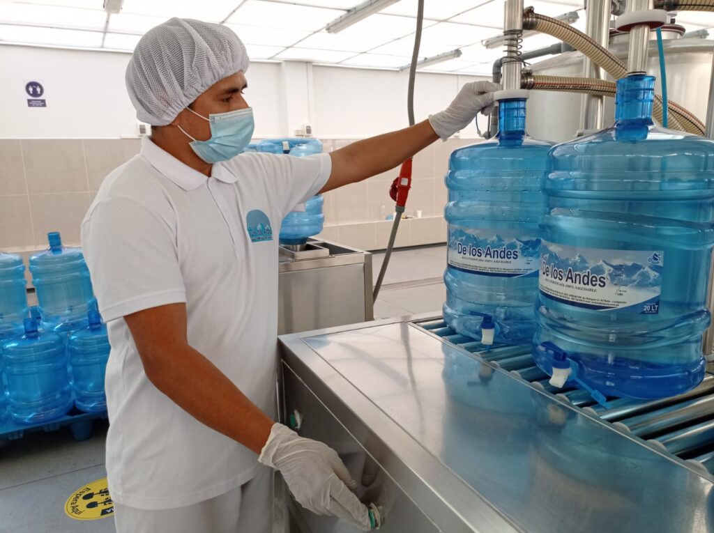 SE SOLICITAN EMPACADORES DE EMBOTELLADORAS |